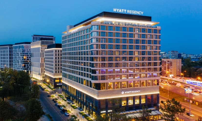 
            Das Hyatt Regency Köln befindet sich direkt am Rhein und bietet einen atemberaubenden Blick auf den Kölner Dom. Die modernen Zimmer und Suiten bieten höchsten Komfort, 
            und der großzügige Spa-Bereich sorgt für Entspannung. Das Hotelrestaurant 'Glashaus' bietet eine exquisite Auswahl an internationalen Gerichten.

            Die Gäste können im luxuriösen Spa-Bereich entspannen, der unter anderem ein großes Hallenbad, eine Sauna und ein Dampfbad bietet. Für sportliche Gäste gibt es ein 
            hochmodernes Fitnessstudio mit Blick auf den Rhein. Das Hotel bietet auch spezielle Massagen und Beauty-Behandlungen an, die von professionellen Therapeuten durchgeführt werden.

            Das Glashaus Restaurant im Hyatt Regency ist bekannt für seine spektakuläre Aussicht auf den Kölner Dom und den Rhein. Die Gäste können hier eine Mischung aus 
            internationaler und lokaler Küche genießen, die mit frischen Zutaten zubereitet wird. Ein besonderes Highlight ist das Sonntagsbrunch, das für seine Vielfalt und Qualität bekannt ist.

            Für Geschäftsreisende bietet das Hotel Konferenz- und Bankettsäle, die mit modernster Technik ausgestattet sind. Die zentrale Lage des Hotels macht es ideal für 
            Geschäftsreisende, die schnellen Zugang zum Stadtzentrum und zum Messegelände benötigen. Das Personal ist bekannt für seinen erstklassigen Service und steht den Gästen 
            bei der Planung von Geschäftstreffen und privaten Feiern jederzeit zur Verfügung.
        