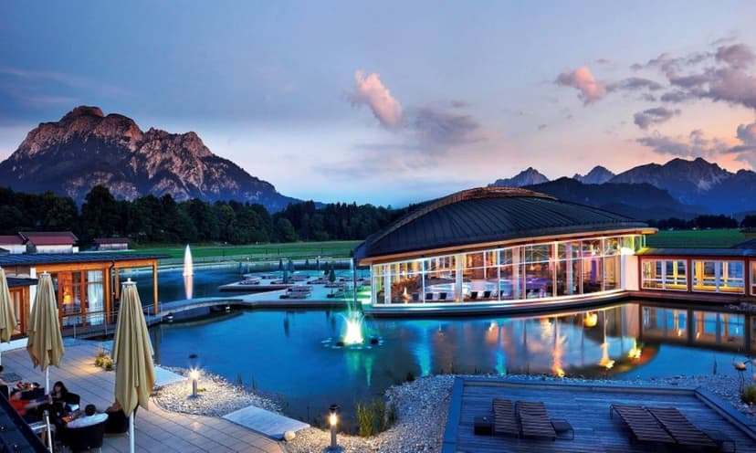 
            Das König Ludwig Inspiration Spa Hotel liegt idyllisch im Allgäu und bietet eine einzigartige Kombination aus Wellness und Naturerlebnis. Die großzügige Spa-Landschaft lädt zum Entspannen ein, 
            während die umliegende Bergwelt zu Wanderungen und sportlichen Aktivitäten animiert.

            Neben dem großzügigen Spa-Bereich bietet das König Ludwig Hotel auch exklusive Programme für Yoga und Meditation an, die regelmäßig von professionellen Lehrern geleitet werden. 
            Die modernen Behandlungsräume und die natürliche Umgebung machen das Spa zu einem perfekten Rückzugsort für Gäste, die nach innerer Ruhe und Erholung suchen. Es gibt außerdem 
            einen Infinity-Pool mit Panoramablick auf die Berge.

            Für Outdoor-Enthusiasten bietet das Hotel eine Vielzahl von Aktivitäten wie geführte Wanderungen, Mountainbiketouren und Klettermöglichkeiten in der Umgebung. Im Winter ist das Hotel 
            ein beliebter Ort für Skifahrer und Langläufer, die die nahegelegenen Pisten und Loipen nutzen können.

            Das Restaurant des Hotels bietet eine Mischung aus traditioneller bayerischer Küche und moderner Haute Cuisine. Die Gäste können sich auf regionale Spezialitäten wie Wildgerichte und 
            frische Forelle aus den umliegenden Seen freuen. Nach einem langen Tag in der Natur können die Gäste am Kamin in der Lounge entspannen und ein Glas Wein aus der gut sortierten Weinkarte genießen.
        