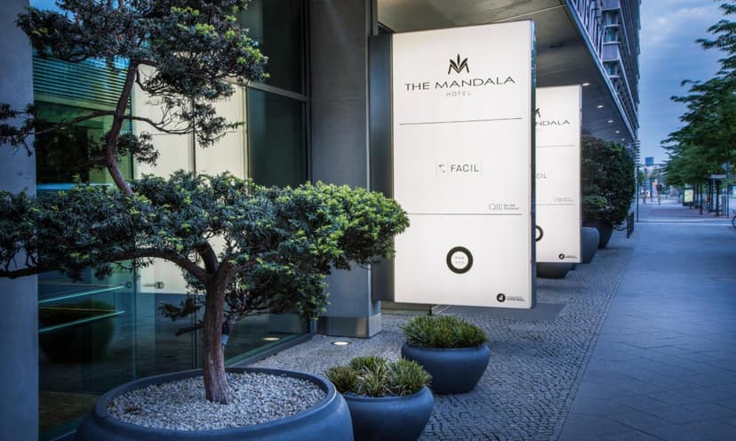 
            Das Mandala Hotel in Berlin steht für Luxus und Exklusivität. Es liegt direkt am Potsdamer Platz und bietet seinen Gästen erstklassige Suiten mit modernem Design und höchstem Komfort. 
            Das preisgekrönte Restaurant 'FACIL' verwöhnt seine Gäste mit gehobener Küche auf höchstem Niveau. Für Entspannung sorgt der großzügige Wellnessbereich.

            Die Suiten des Mandala Hotels sind besonders geräumig und bieten Panoramablicke auf das pulsierende Berlin. Das Hotel bietet zudem einen 24-Stunden-Concierge-Service, 
            der den Gästen hilft, exklusive Stadttouren, Restaurantreservierungen und kulturelle Veranstaltungen zu organisieren. Die Dachterrasse des Hotels ist ein beliebter Ort für 
            Veranstaltungen und private Feiern, mit einer atemberaubenden Aussicht auf den Potsdamer Platz.

            Das FACIL Restaurant, das sich im Mandala Hotel befindet, wurde mehrfach mit Michelin-Sternen ausgezeichnet und bietet eine kulinarische Reise durch innovative und 
            saisonale Gerichte. Die Gäste können sich auf ein Degustationsmenü freuen, das mit den besten Weinen aus der hoteleigenen Sammlung kombiniert wird.

            Für Geschäftsreisende bietet das Mandala Hotel exklusive Business-Lounges, die modern ausgestattet sind und eine ruhige Arbeitsatmosphäre bieten. 
            Zudem gibt es spezielle Spa-Behandlungen für Geschäftsreisende, die nach einem anstrengenden Tag Entspannung suchen. Die Nähe zum Brandenburger Tor und 
            zur Berliner Philharmonie macht das Hotel zu einem perfekten Ausgangspunkt für kulturelle Entdeckungen.
        