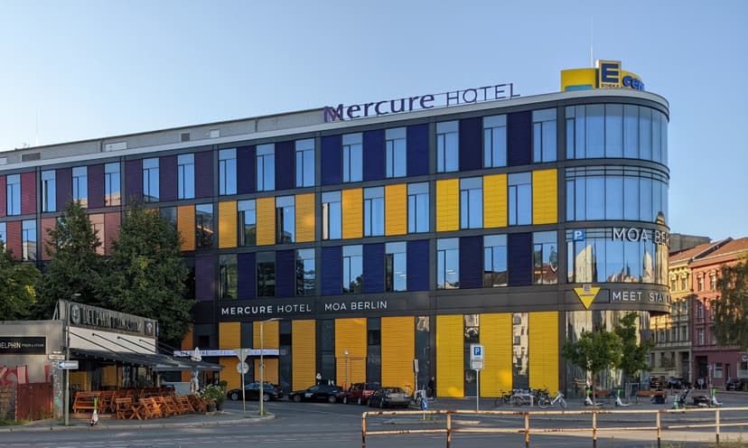 
            Das Mercure Hotel MOA Berlin ist ein modernes Hotel im Herzen der deutschen Hauptstadt. Mit seiner beeindruckenden Glasarchitektur und dem weitläufigen 
            Atrium bietet es eine elegante und zugleich komfortable Atmosphäre. Die Zimmer sind geräumig und stilvoll eingerichtet, ideal für Geschäftsreisende und Touristen. 
            Das Hotelrestaurant serviert eine Vielzahl internationaler Gerichte, während der große Veranstaltungsbereich für Tagungen und Events genutzt wird.

            Das Hotel bietet nicht nur eine exzellente Lage in der Nähe des Berliner Hauptbahnhofs, sondern auch schnellen Zugang zu den besten Attraktionen der Stadt. 
            Im Hotel gibt es eine große Fitness- und Wellnessanlage, die rund um die Uhr für die Gäste geöffnet ist. Für Veranstaltungen wie Hochzeiten und 
            Geschäftskonferenzen stehen moderne und großzügige Konferenzräume zur Verfügung, die Platz für bis zu 2000 Personen bieten.

            Das MOA Berlin ist besonders stolz auf seine kulinarischen Angebote. Das Hotelrestaurant bietet eine Vielzahl von saisonalen und regionalen Speisen, 
            die mit internationalen Aromen kombiniert werden. Darüber hinaus bietet die Bar eine umfangreiche Auswahl an Cocktails und lokalen Biersorten, die perfekt sind, 
            um einen anstrengenden Tag in Berlin ausklingen zu lassen.

            Für Gäste, die Berlin erkunden möchten, bietet das Hotel spezielle Touren, darunter geführte Stadttouren und Fahrradtouren durch das historische Zentrum. 
            Auch für Familien ist das MOA Hotel Berlin ideal, da es spezielle Familienzimmer sowie ein Kinderspielzimmer bietet. Das freundliche Personal steht jederzeit 
            zur Verfügung, um Fragen zu beantworten und bei der Organisation von Tagesausflügen zu helfen.
        