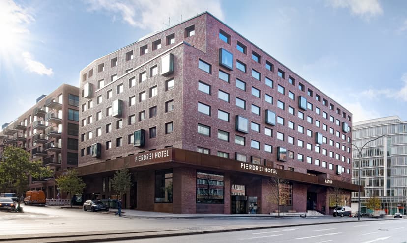 
            Das Pierdrei Hotel in der Hafencity Hamburg bietet seinen Gästen eine einzigartige Mischung aus modernem Design und hanseatischem Charme. 
            Das Hotel liegt im Herzen der HafenCity, nur wenige Gehminuten von der Elbphilharmonie und anderen Sehenswürdigkeiten entfernt. Die Zimmer sind komfortabel 
            eingerichtet und bieten einen herrlichen Blick auf den Hafen. Das hoteleigene Restaurant bietet eine vielfältige Auswahl an internationalen Gerichten. 
            Perfekt für Touristen und Geschäftsreisende, die Hamburg erkunden möchten.

            Neben den modernen Annehmlichkeiten bietet das Pierdrei Hotel seinen Gästen auch eine Fahrrad- und E-Scooter-Vermietung an, um die Stadt bequem zu erkunden. 
            Der Hafencity Bereich ist besonders beliebt für seine kulturellen Veranstaltungen, darunter Kunstausstellungen und Musikfestivals, die das Hotel regelmäßig 
            bewirbt. Die Hotelzimmer bieten ein hochmodernes Soundsystem sowie Streaming-Optionen, um den Gästen den größtmöglichen Komfort zu bieten.

            Ein weiteres Highlight des Hotels ist das hoteleigene Kino, das regelmäßig Filme und Dokumentationen zeigt, die sich besonders für kulturinteressierte Gäste eignen. 
            Für Kinder gibt es ein spezielles Spielzimmer, das mit modernen interaktiven Technologien ausgestattet ist. Das Pierdrei Hotel engagiert sich stark in der 
            Nachhaltigkeit und setzt auf umweltfreundliche Maßnahmen wie Solarenergie, Recyclingprogramme und nachhaltige Küchenprodukte.

            Für Geschäftsreisende bietet das Hotel spezielle Meetingräume und Coworking-Spaces an, die mit moderner Technik ausgestattet sind. In der Lounge können Gäste 
            in einer entspannten Atmosphäre arbeiten und dabei den Blick auf den Hafen genießen. Das Personal ist bekannt für seinen hervorragenden Service und bietet 
            gerne Insider-Tipps für Unternehmungen in der Stadt an.
        