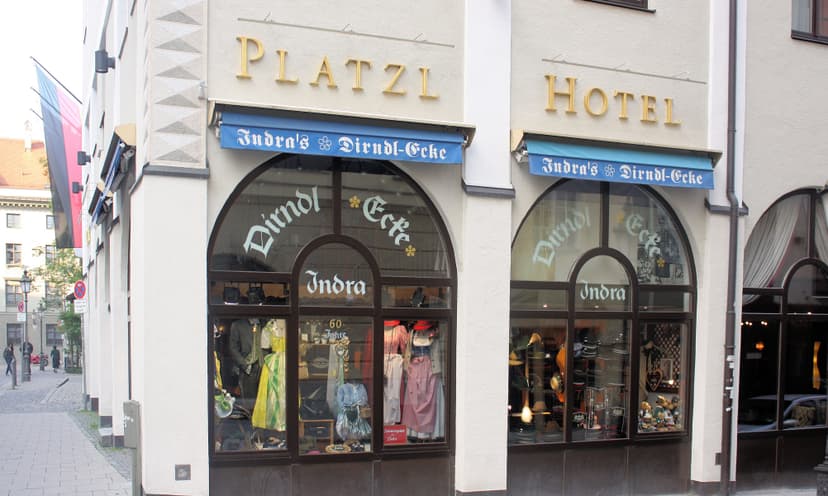 
            Das Platzl Hotel in München verbindet bayrische Tradition mit modernem Komfort. Mitten in der Münchner Altstadt gelegen, bietet es einen perfekten Ausgangspunkt, 
            um die Stadt zu erkunden. Die Zimmer sind gemütlich und im traditionellen bayrischen Stil eingerichtet.

            Das Platzl Hotel bietet eine Vielzahl von Dienstleistungen, die den Gästen helfen, sich wie zu Hause zu fühlen. Der Wellnessbereich umfasst eine Sauna, ein Dampfbad 
            und einen Ruheraum, in dem die Gäste nach einem langen Tag in der Stadt entspannen können. Im Fitnessraum des Hotels finden die Gäste moderne Geräte, die für ein 
            effektives Training zur Verfügung stehen.

            Das Wirtshaus Ayingers, das hoteleigene Restaurant, serviert typische bayerische Spezialitäten wie Schweinshaxe, Weißwurst und Brezen. Das Restaurant ist bekannt 
            für seine herzliche Atmosphäre und die Verwendung von Zutaten aus der Region. Auch die Bierauswahl im Ayingers ist erstklassig, mit vielen Sorten aus regionalen Brauereien.

            Das Hotel liegt in der Nähe vieler wichtiger Sehenswürdigkeiten Münchens, darunter das Hofbräuhaus, der Marienplatz und das Deutsche Museum. Für Kunst- und 
            Kulturinteressierte bietet das Hotel spezielle Führungen und Ausflüge an, die den Gästen helfen, die reiche Geschichte und Kultur Münchens zu entdecken. 
            Das Platzl Hotel ist der perfekte Ort für Reisende, die das traditionelle Bayern in einer modernen Umgebung erleben möchten.
        